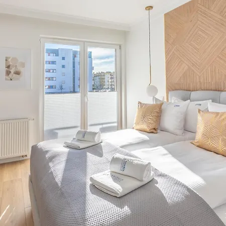 Ambria Debina Свиноуйсьце